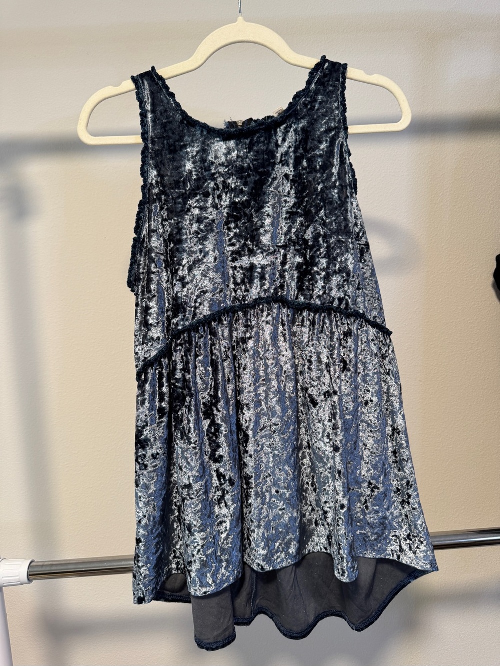POL Crushed Velvet Tiered Hi-Low Sleeveless Top Tank Womens Size L Black Blue